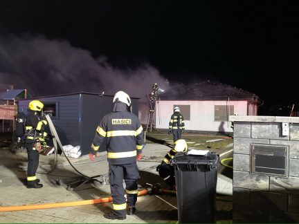 V Chotovinách zasahovalo na Štědrý večer několik jednotek u požáru rodinného domu. Chytil od vánočního stromku
