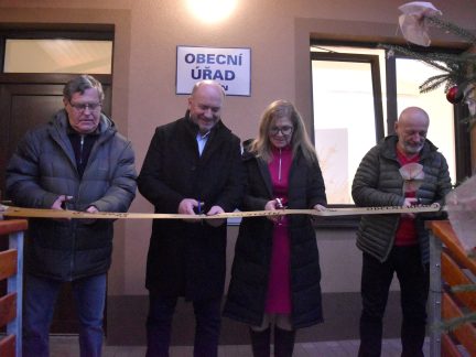 Jinín má nový obecní úřad. Bezbariérový, moderní a s prostorem pro obvodního lékaře i spolky