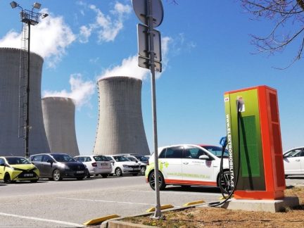 V závěru roku otevřel ČEZ na jihu Čech čtrnáct ultrarychlých dobíjecích stojanů