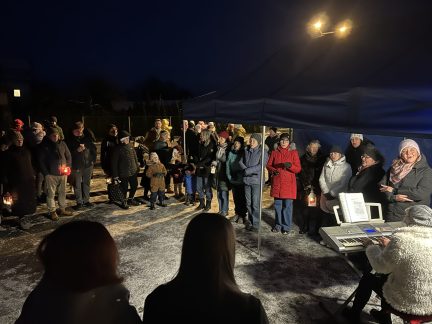 Štědrý den v Poříčí se nesl ve znamení setkávání a koled