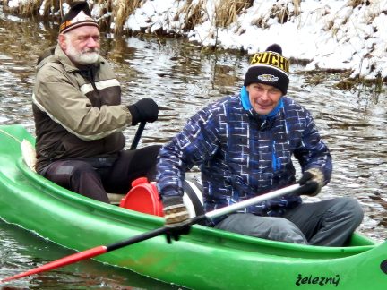 Vánoční splouvání Lužnice bylo po letech pohádkově zimní