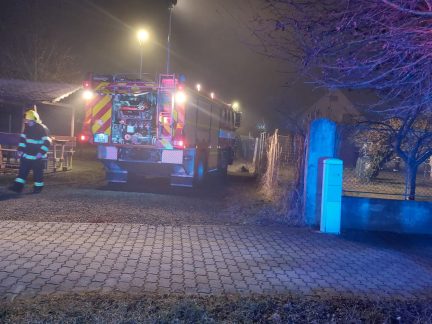 Požár komínu v Orlíku nad Vltavou. Na místo jely tři jednotky hasičů