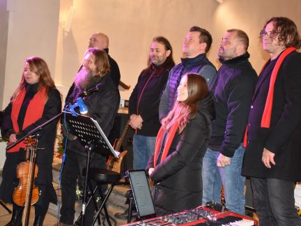 Na vánočním koncertu Fantomu v milevské bazilice i letos zazpíval Jindra Müller. Vzdal Poctu Milevsku a lidé vzdali poctu jemu