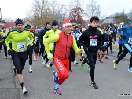 Na Štěpána se běhalo kolem Tálínského rybníka