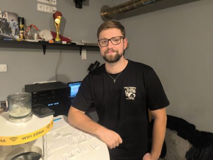 Kvízy na míru. Adam Pešička baví vesnice originálními otázkami