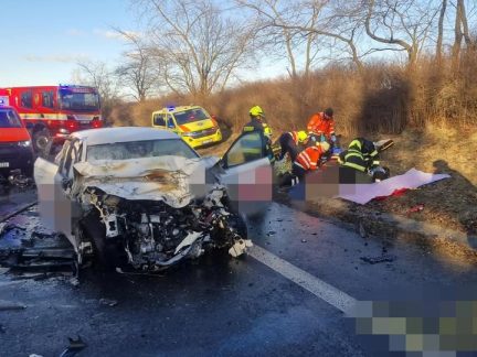 AKTUALIZOVÁNO: Vážná nehoda kamionu a osobního auta s následným požárem uzavřela silnici č. 3