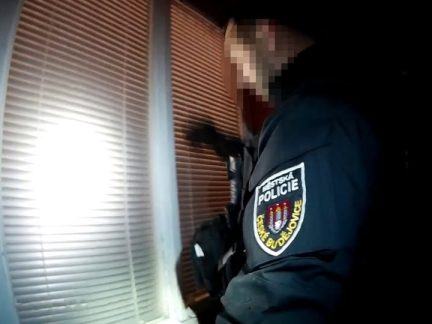 Včasný zásah strážníků pomohl zraněnému seniorovi v uzamčeném bytě