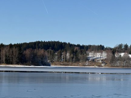 Lipno začíná zamrzat, bruslaři si musejí dát pozor