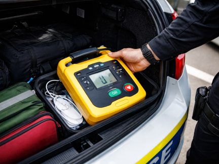 Policisté ve Volyni použili externí defibrilátor, když pomáhali muži v bezvědomí