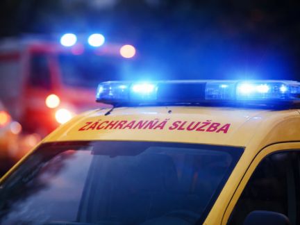 Tragický pracovní úraz u Otína: Při převrácení popelářského vozu zemřel muž