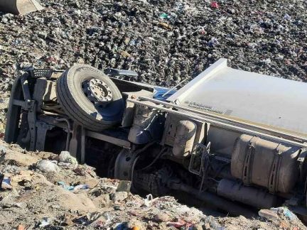 Tragický pracovní úraz u Otína: Při převrácení popelářského vozu zemřel muž