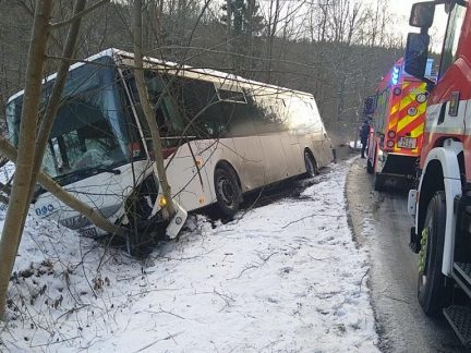 Osm nehod! Ve škarpě skončil autobus i osobní auta