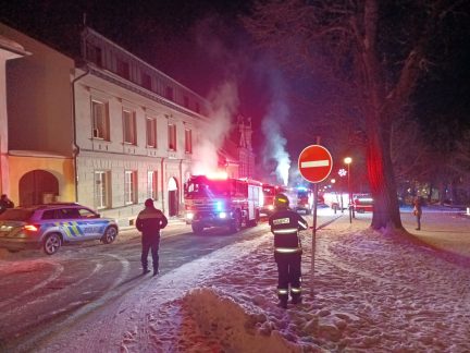 V Horní Plané vypukl požár v sauně. Při zásahu došlo ke zranění hasičů