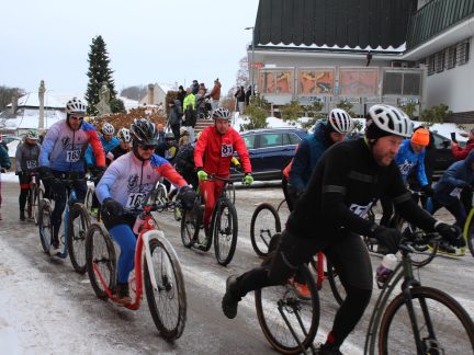 Mínus sedm a plná startovní čára. Silvestrovský běh v Jistebnici přilákal stovky lidí