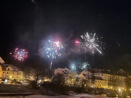 Dvě závažná zranění o silvestrovské noci. Pád z okna a výbuch petardy, po kterém muž přišel o zápěstí