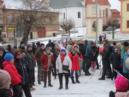 Silvestrovský pochod z Bernartic letos mířil do Podolí I. Ohňostroj v Bernarticích nezrušili
