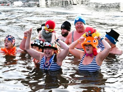 42 otužilců otestovalo ledovou Otavu, přihlížel rekordní počet diváků