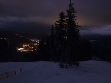 Na Špičáku se lyžuje i večer, sněhové podmínky se zlepšují