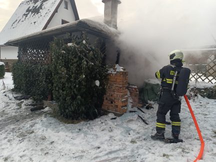 Ze silvestrovského uzení dobrot vznikl požár. Celkově hasiči na Silvestra zaznamenali pokles výjezdů