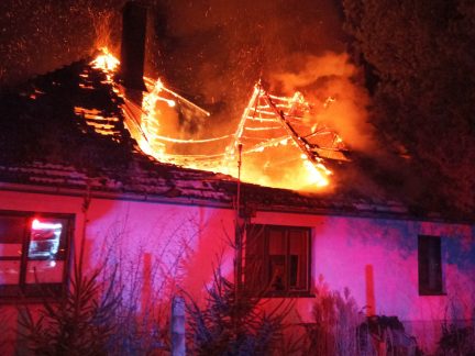 V Jílovicích hoří rodinný dům