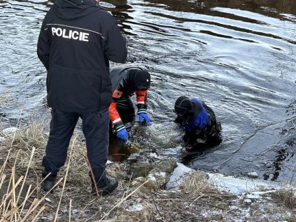 Aktualizováno: Vrah měl ženě na Strakonicku setnout hlavu, chybějící část těla našla policie v řece