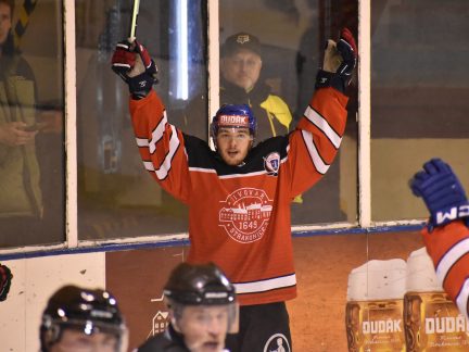 VIDEO: Lídr šlape dál. Strakonice nadělily Hluboké osm branek