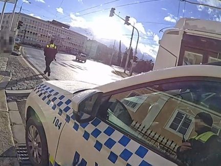 Budějovičtí strážníci pomáhali muži, který zkolaboval. Dalšímu zamezili v hazardu se životem