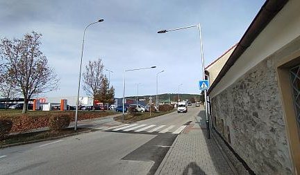 V Domoradické ulici v Českém Krumlově vznikly nové chodníky a osvětlený přechod pro chodce