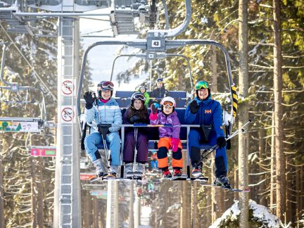 Lyžařské podmínky v areálech jsou výborné. Vyhrajte skipasy na Lipno, Monínec a Špičák