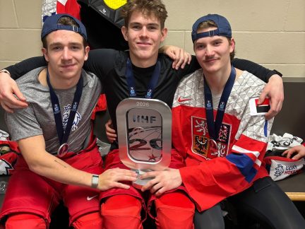 Stříbro s příchutí zlata. Trojice Motoráků vybojovala titul vicemistrů světa