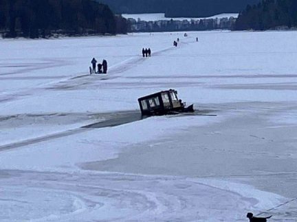 U přívozu ve Frymburku se potopila osmikolka na úpravu ledu