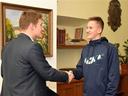 Mladík z Písku pomohl ženě v nouzi. Poděkoval mu za to starosta