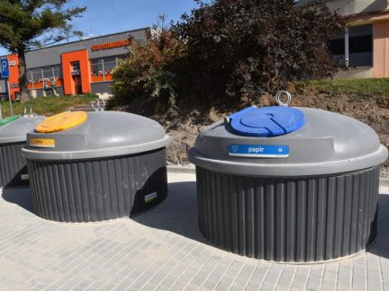 Proč nemůžou být zapuštěné kontejnery u sv. Markéty ve Strakonicích?