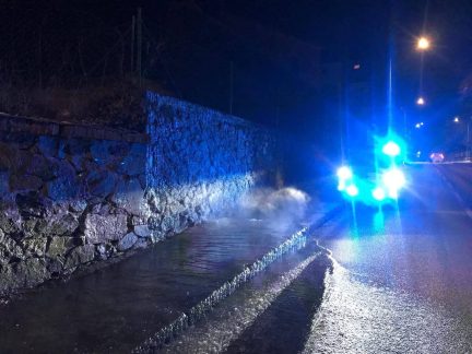 Závada na vodovodním potrubí proměnila část Bechyňské ulice v Táboře v kluziště