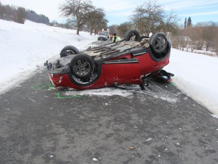 Zledovatělá silnice potrápila řidiče na Prachaticku. Dva jízdu nezvládli a havarovali