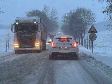 Jižní Čechy zasypal sníh, komplikuje dopravu napříč krajem