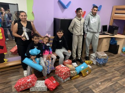 Vánoční odpoledne plné radosti a překvapení v azylovém domě