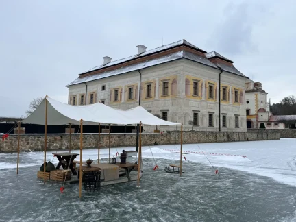 Ve vodním příkopu u zámku Kratochvíle se večer bude znovu bruslit. Dnes s konceretem
