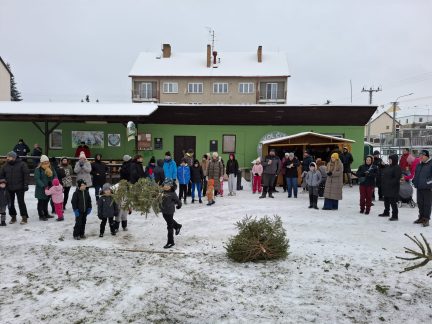 Hod vánočním stromkem lidi v Čížové stále baví