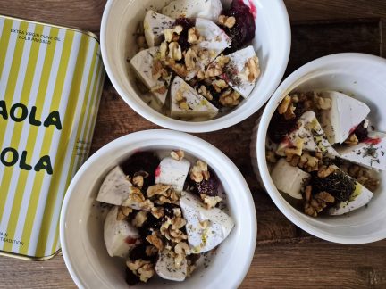 DOBROTY: Zapečený hermelín s brusinkami a ořechy