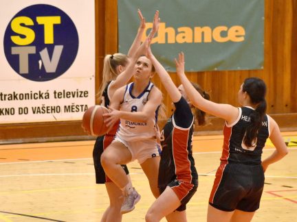 Bez ztráty kytičky. Juniorky BK Strakonice suverénně první