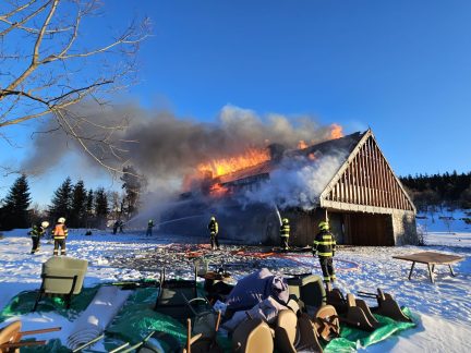 Velký požár v Novém Dvoře na Šumavě. Škoda bude minimálně 20 milionů
