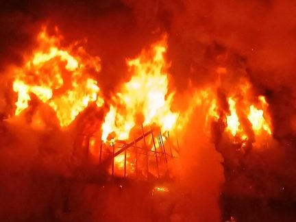 Hoří skladová hala v areálu budějovického letiště