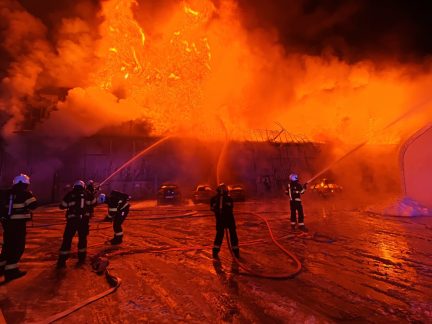 Hasiči dostali požár haly v areálu letiště pod kontrolu. Škoda půjde do milionů korun