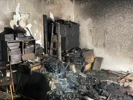 V bytě v Nové Bystřici hořelo. Hasiči se dovnitř museli dostat oknem