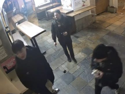 Vandal poškodil světelnou reklamní ceduli v centru Budějovic. Policie pátrá po skupince mladíků