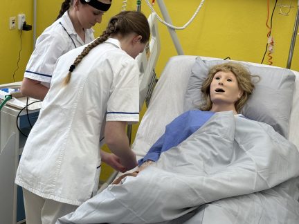 Nové simulační centrum připraví budoucí zdravotníky na reálnou péči o pacienty