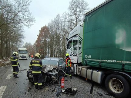 Při nehodě u Drhovle se zranila jedna žena. Silnice už je průjezdná