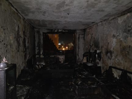 Video ze zásahu u tragického požáru v Budějovicích. Práci policistům komplikovaly úzké chodby