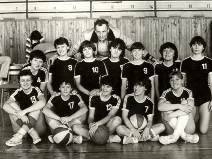 Trenéři, hráčky a sportovní osobnosti vzpomínají na basketbalovou legendu ze Strakonic